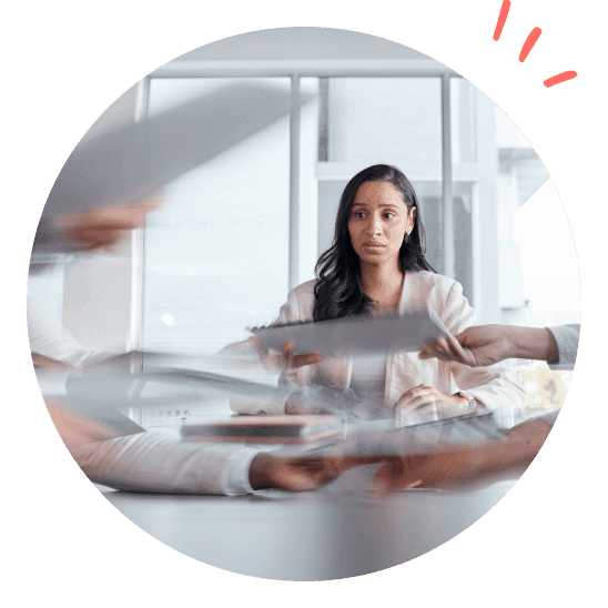 en dam sitter i ett möte där alla vill ha hennes uppmärksamhet samtidigt