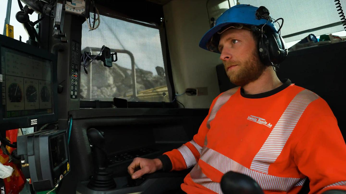 Espen Eikås har arbetat med bergkross i nästan 15 år. Han är medveten om hur han kan minska risken att drabbas av cancer till följd av kvartsdamm.