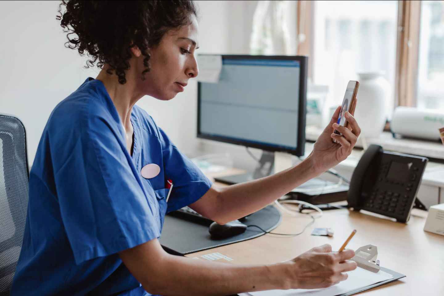Läkare använder digitala verktyg på mobiltelefonen.