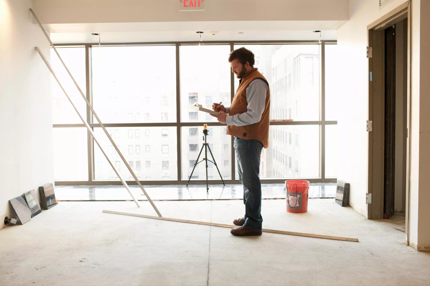 Man står i ett rum och gör en riskbedömning med hjälp av Avonovas guide