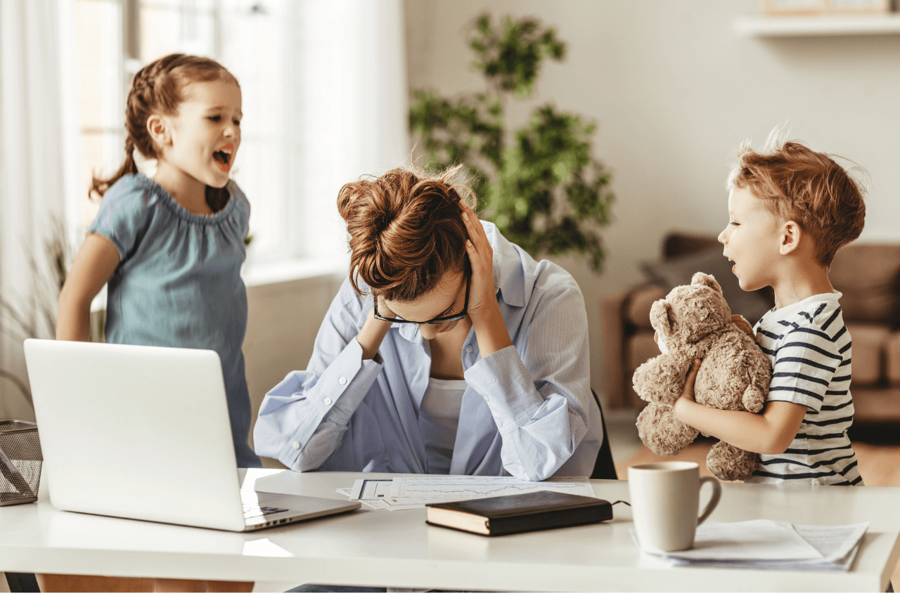 Kvinna på hemmakontor med barn