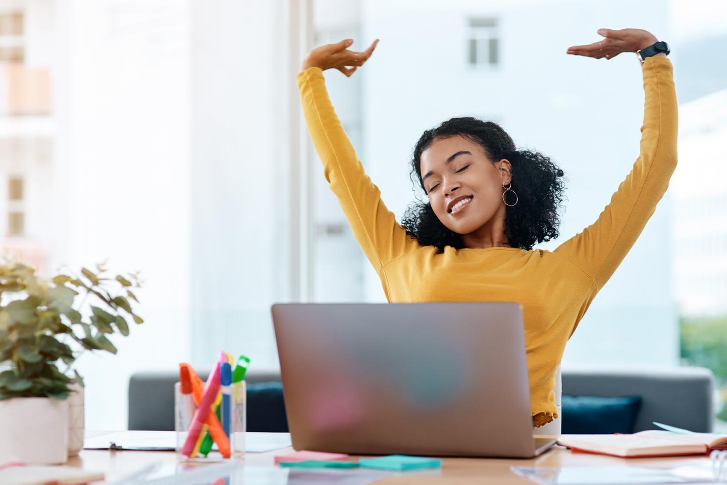 Kvinna sträcker på sig