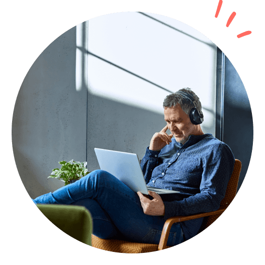 en man sitter i en soffa och jobbar