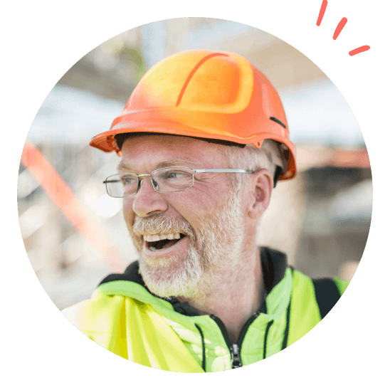 en glad man på en byggarbetsplats