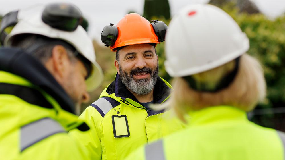 en anläggningschef informerar de anställda