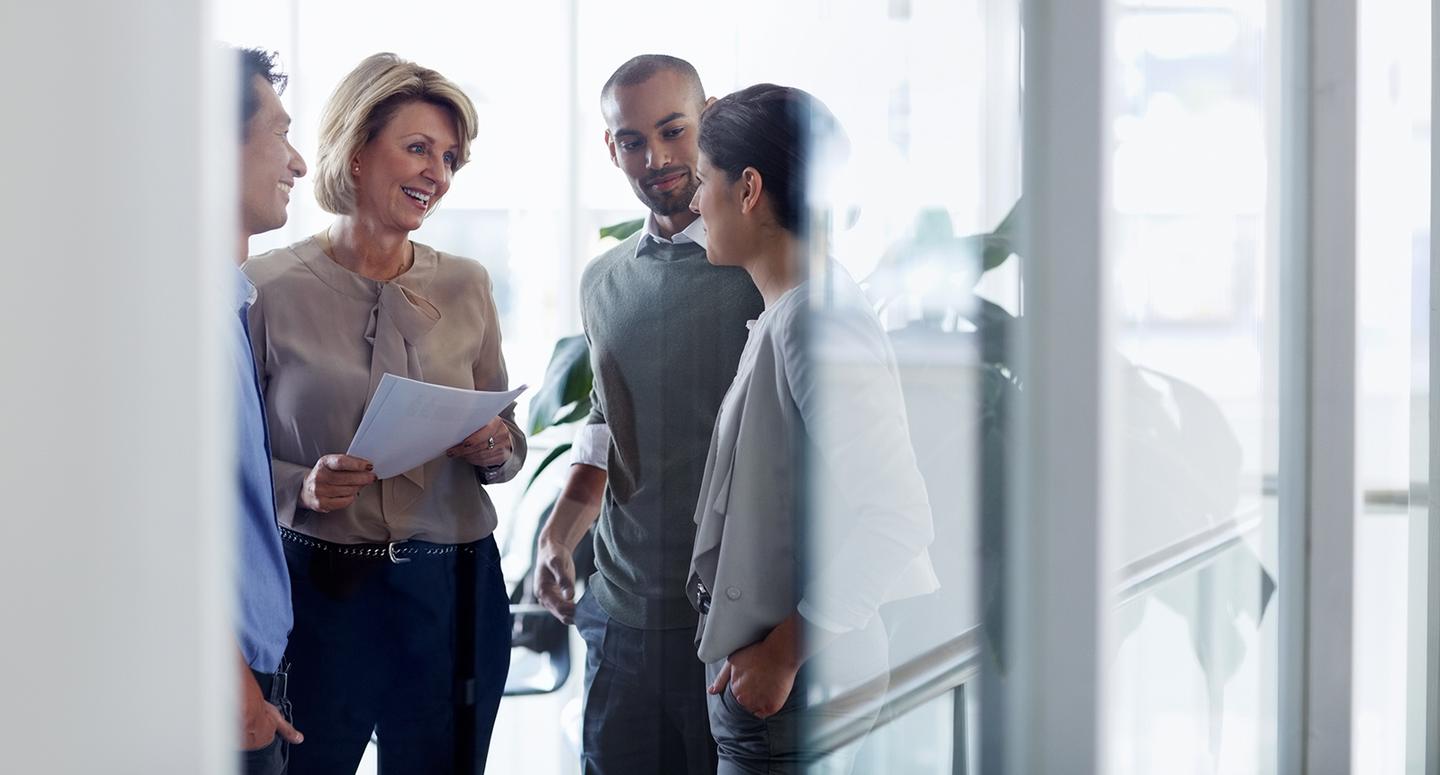 Grupp med människor på jobbet som har ståuppmöte