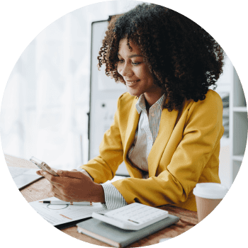 Kvinna i gul kavaj räknar